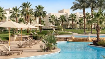 4 piscines extérieures