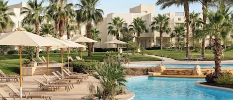 4 outdoor pools