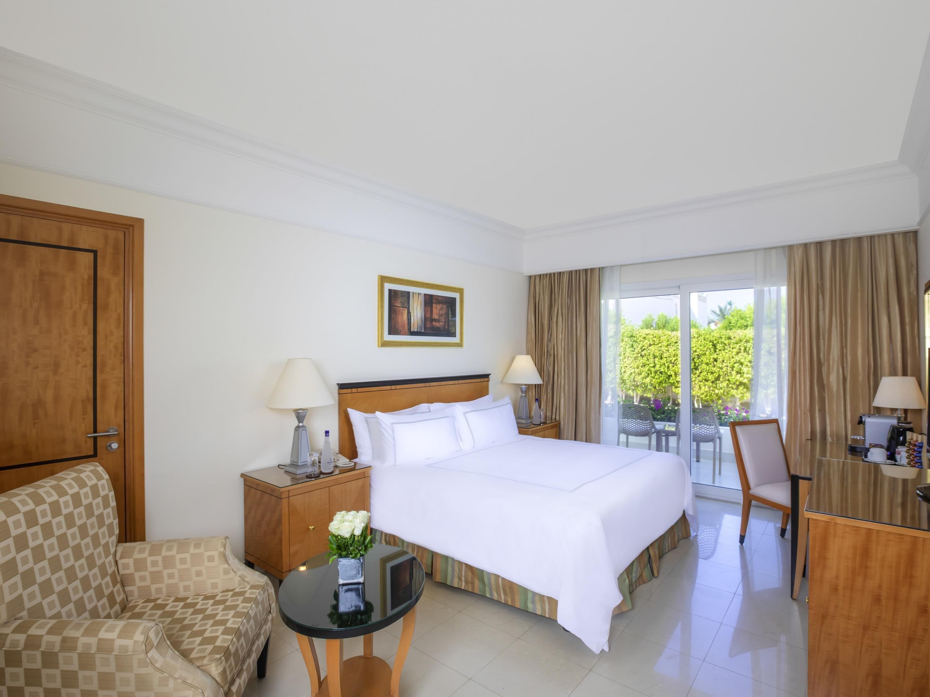 Minibar con artículos gratuitos y caja de seguridad en la habitación 