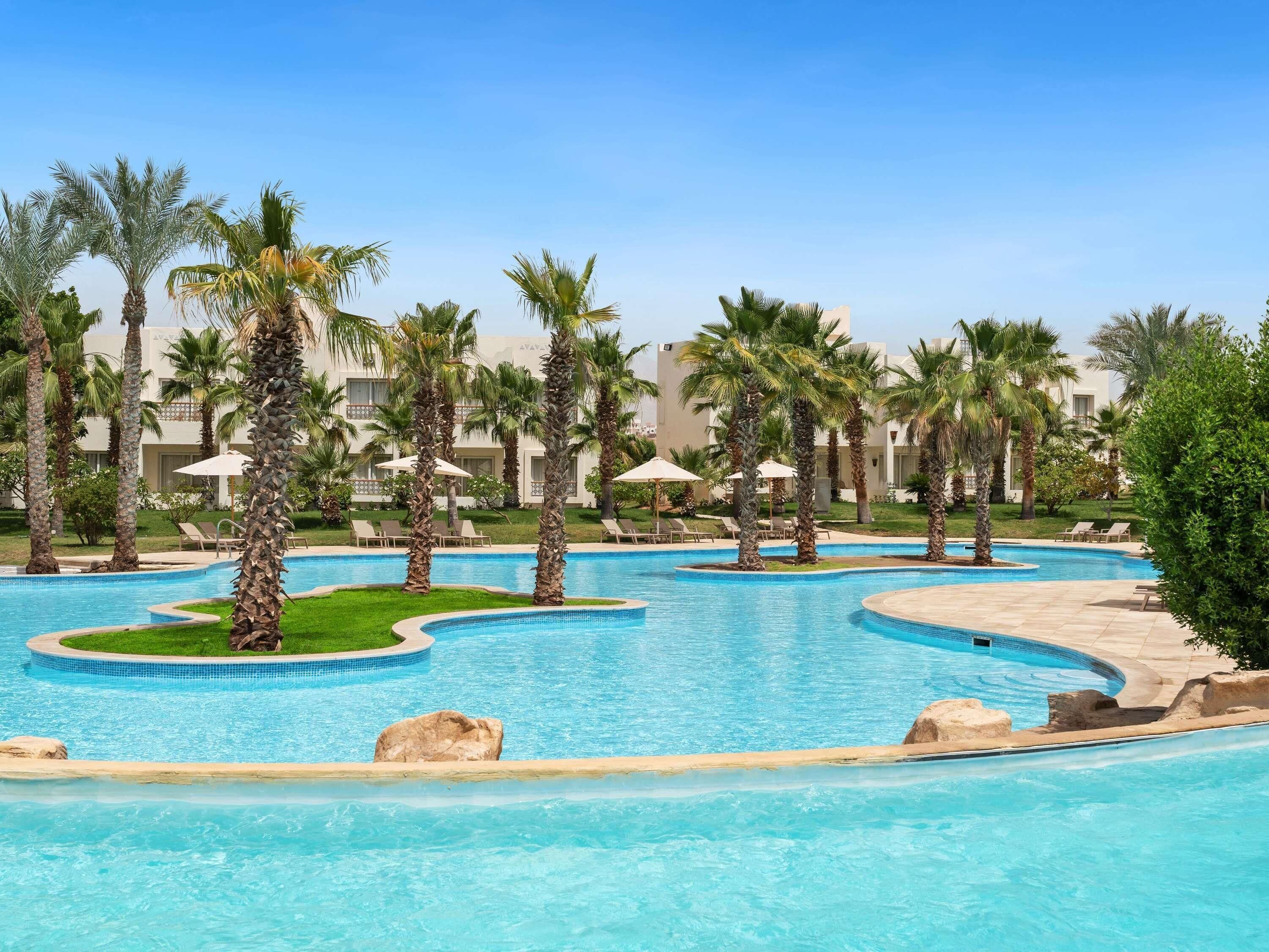 4 outdoor pools