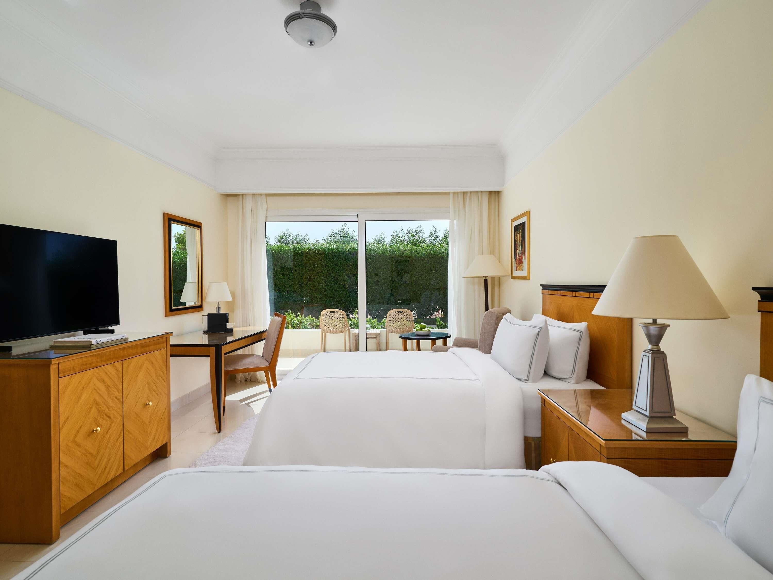 عناصر مجانية داخل الميني بار وخزنة داخل الغرفة وستائر تعتيم