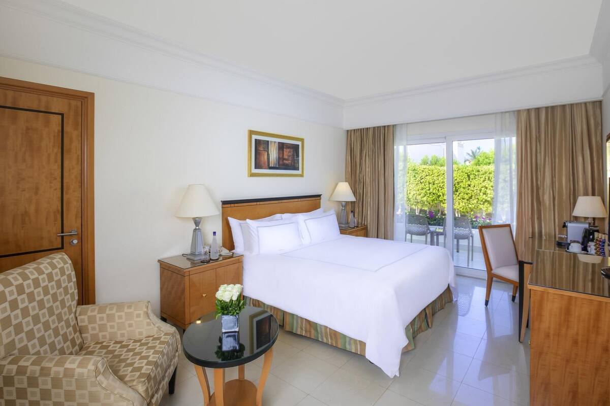 Free minibar, in-room safe, blackout curtains, soundproofing