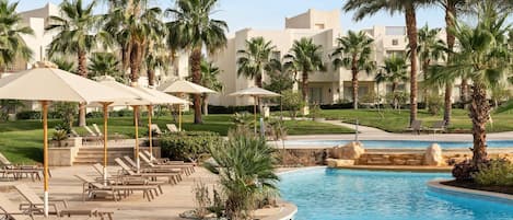 4 outdoor pools