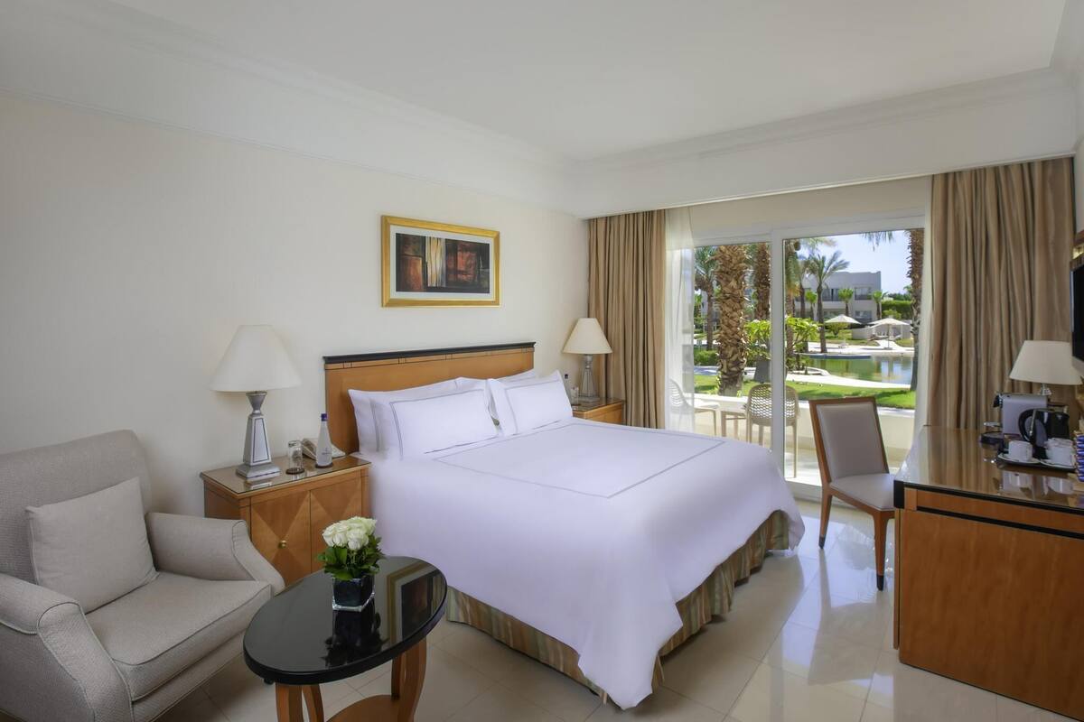 Free minibar, in-room safe, blackout curtains, soundproofing