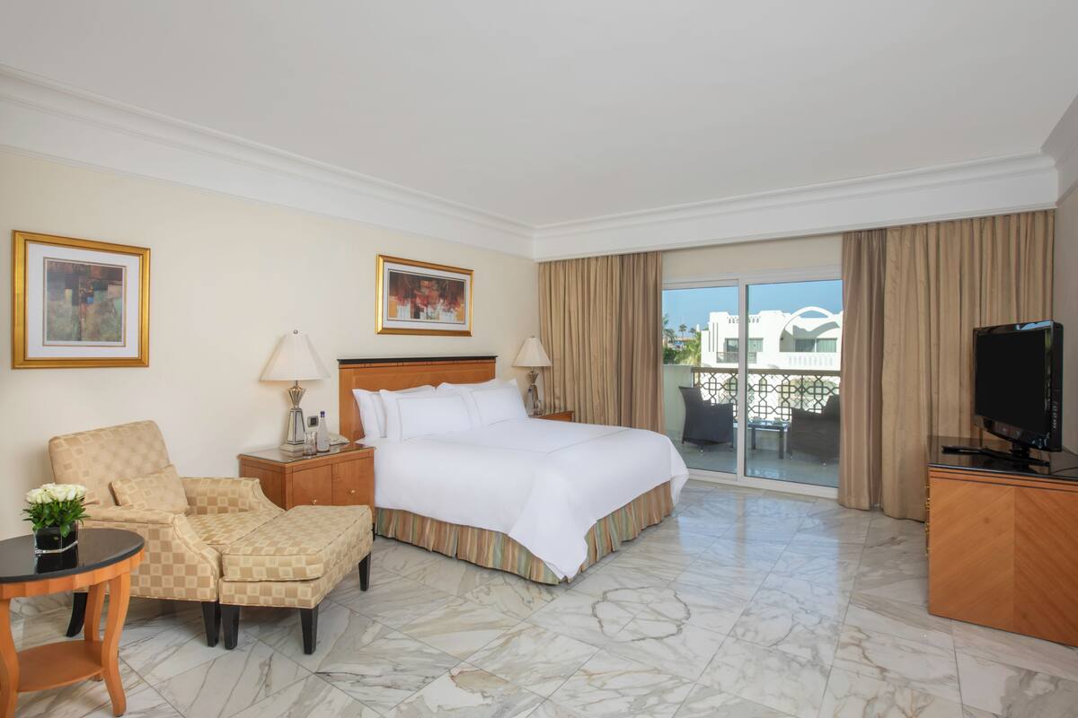 Free minibar, in-room safe, blackout curtains, soundproofing