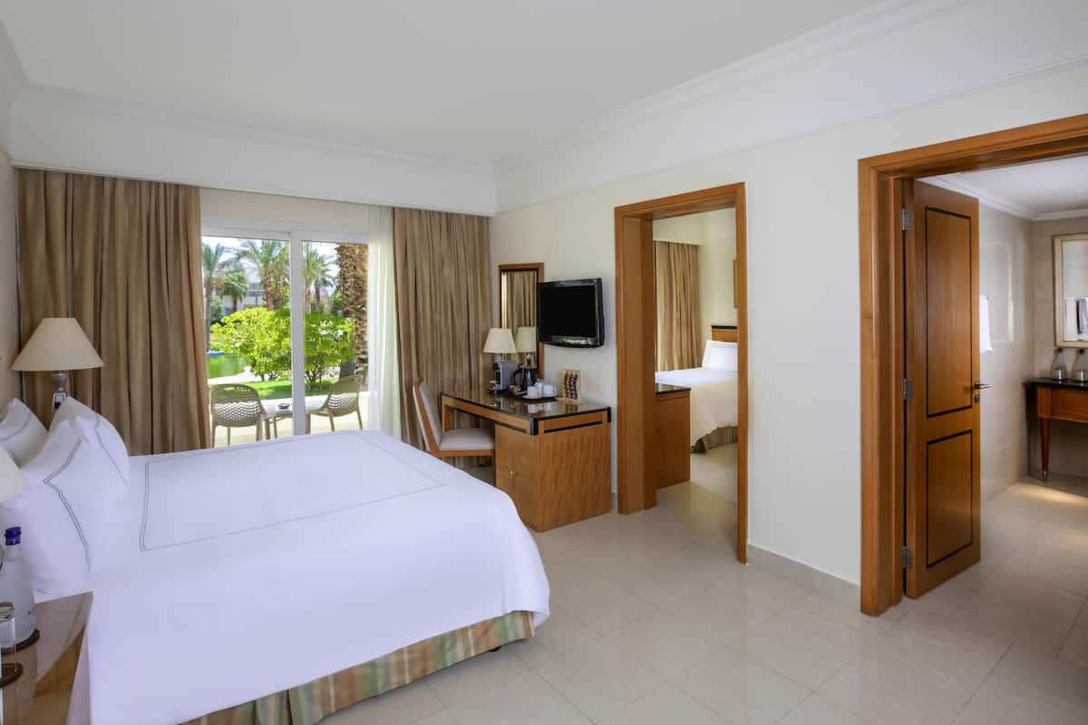 Free minibar, in-room safe, blackout curtains, soundproofing