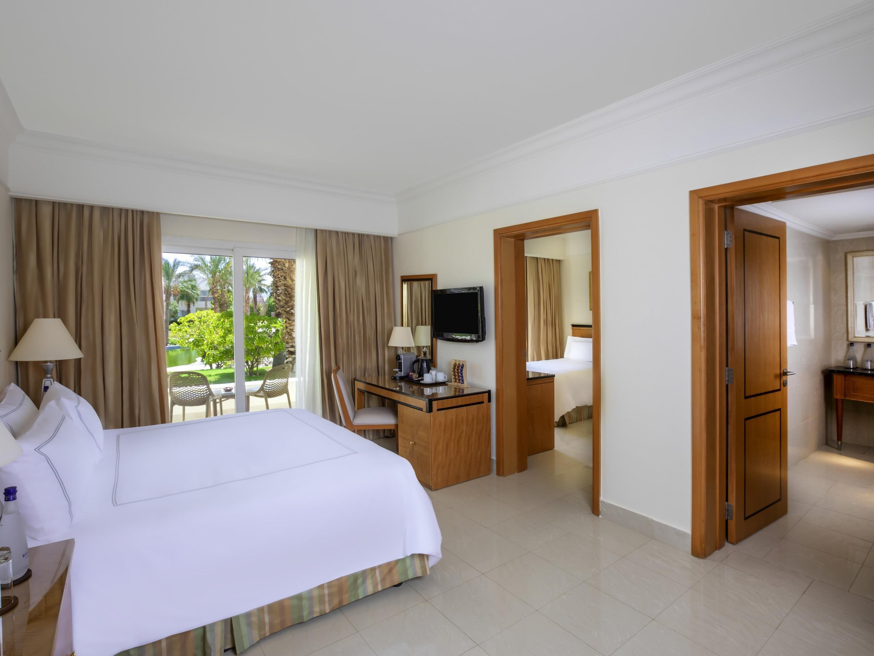 Minibar con artículos gratuitos y caja de seguridad en la habitación 