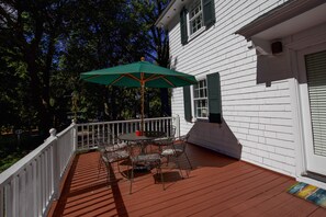 Outdoor dining - Thistle Cottage–Historic Annie Oakley Home in the Heart of Downtown Pinehurst (Pinehurst)