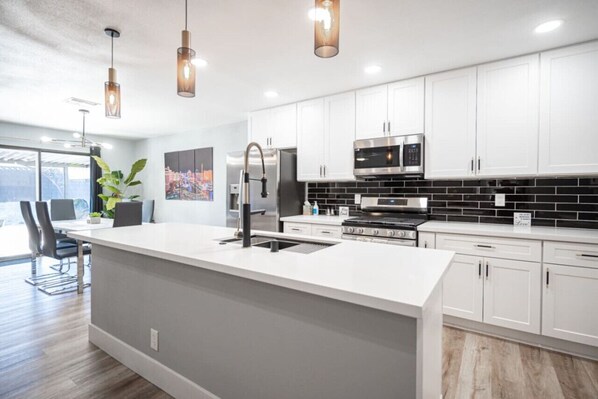 Kylskåp, mikrovågsugn, ugn och spishäll