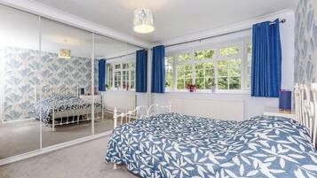 4 bedrooms, iron/ironing board, free WiFi, bed sheets