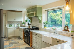 Fridge, microwave, oven, stovetop - 4-bed House in Wetherby, Sleeps 8, Near York (Leeds)