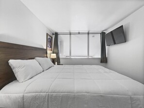 Condo, 2 habitaciones | 2 habitaciones y espacio para trabajar con laptop 