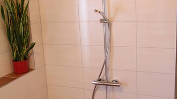 Dusche, Handtücher, Toilettenpapier