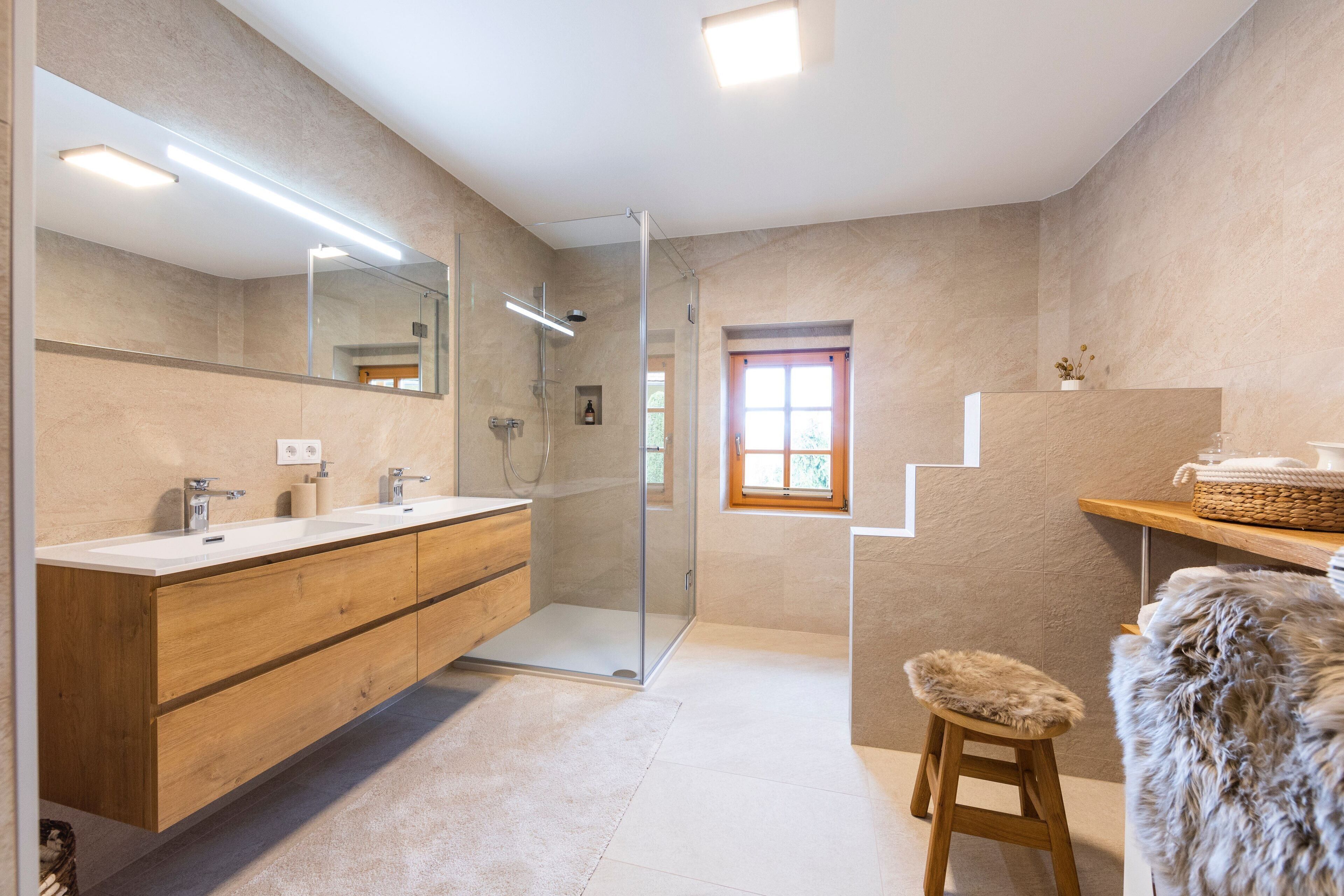 Douche, articles de toilette gratuits, peignoirs, chaussons