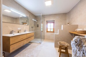 Dusche, kostenlose Toilettenartikel, Bademäntel, Hausschuhe