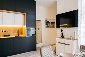 Deluxe Apartment | Dapur peribadi | Peti sejuk, ketuhar, dapur, mesin basuh pinggan mangkuk 