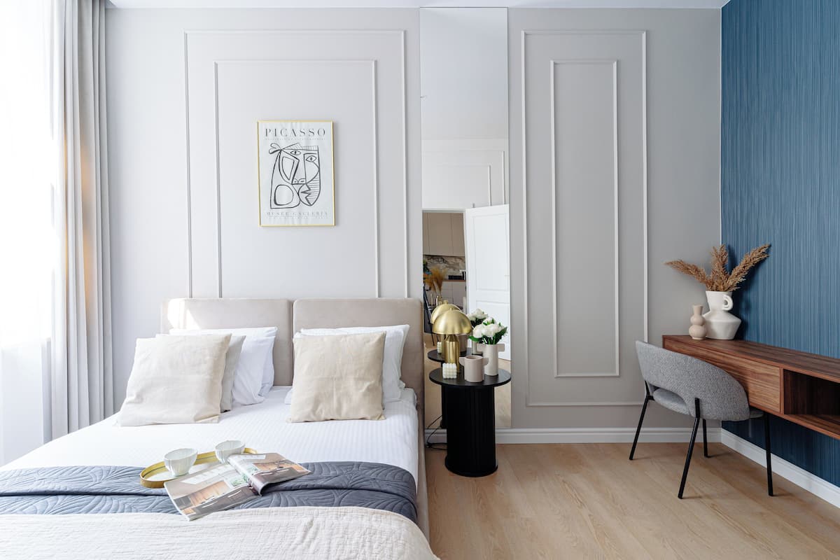 Lägenhet Deluxe | 1 sovrum, individuell inredning, unika möbler och skrivbord