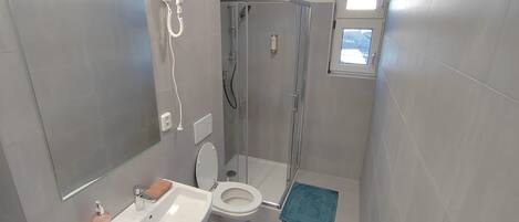 Haartrockner, Handtücher, Seife, Toilettenpapier