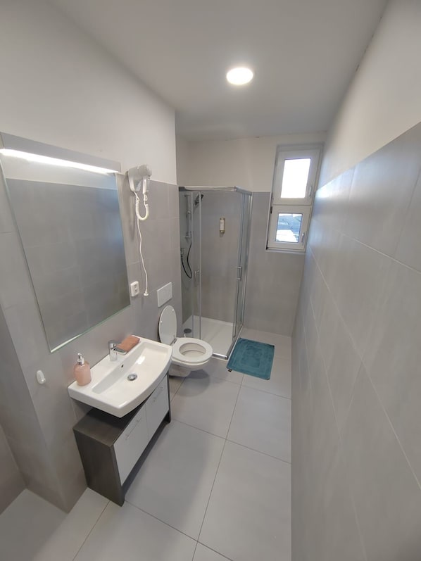 Haartrockner, Handtücher, Seife, Toilettenpapier