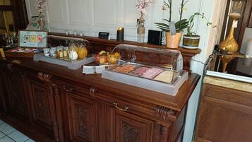 Free daily buffet breakfast