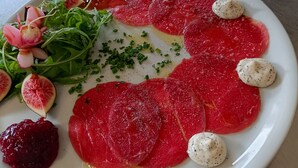 Un plato de comida con diversos ingredientes y adornos.