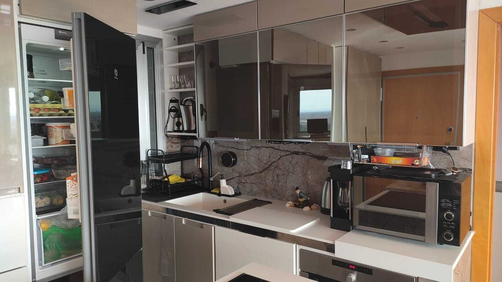 Frigorífico, microondas, horno y placa de cocina