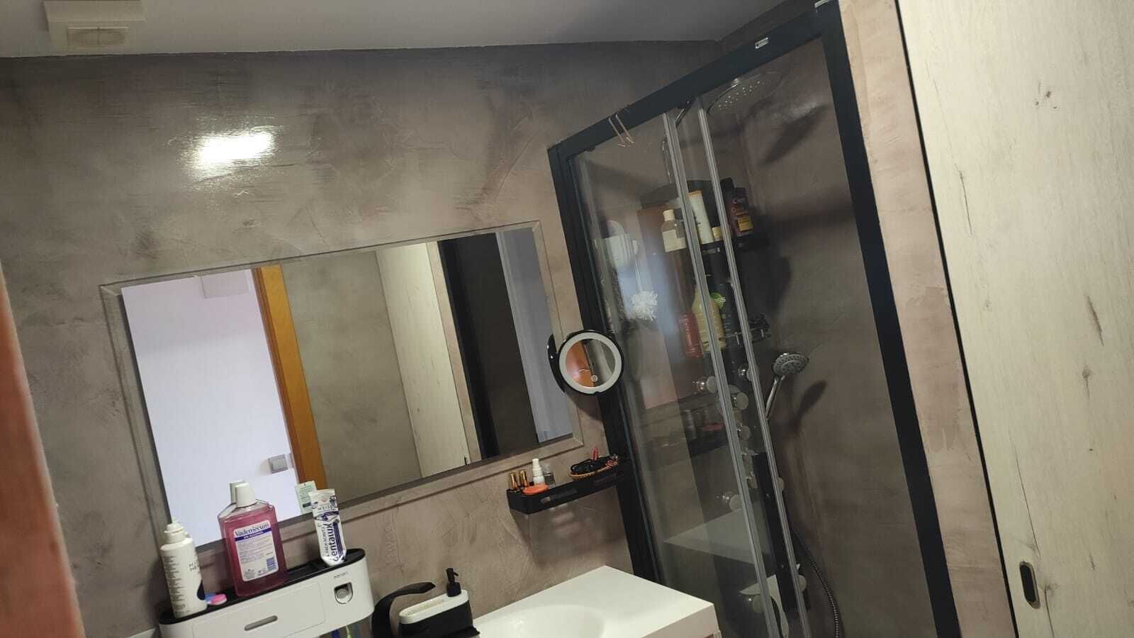 Dusj, hårføner, håndklær og såpe