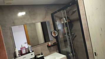 Een douche, een haardroger, handdoeken, zeep