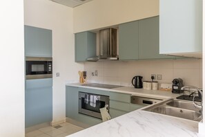 Private kitchen - Sea View 3BR on Palm Jumeirah with Private Beach & Lazy River Access (Dubai)