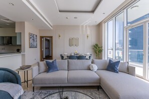 Living area - Sea View 3BR on Palm Jumeirah with Private Beach & Lazy River Access (Dubai)