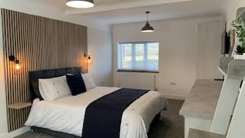 5 bedrooms, iron/ironing board, WiFi, bed sheets