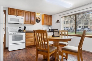 Frigorifero, forno, piano cottura, macchina per tè/caffè