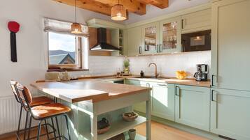 Microondas, lavavajillas, cafetera y tetera y periquera