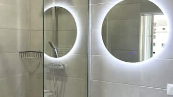 Een douche, een haardroger, handdoeken