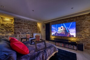 Interior - Movie Room – Immersion unique et atmosphère cosy assurée - wifi inclus (Lyon)