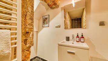 Douche, sèche-cheveux, serviettes fournies