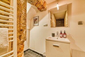 Douche, sèche-cheveux, serviettes fournies