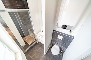 Douche, sèche-cheveux, serviettes fournies