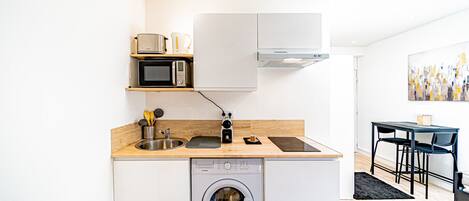 Coffee/tea maker, fridge, microwave, stovetop