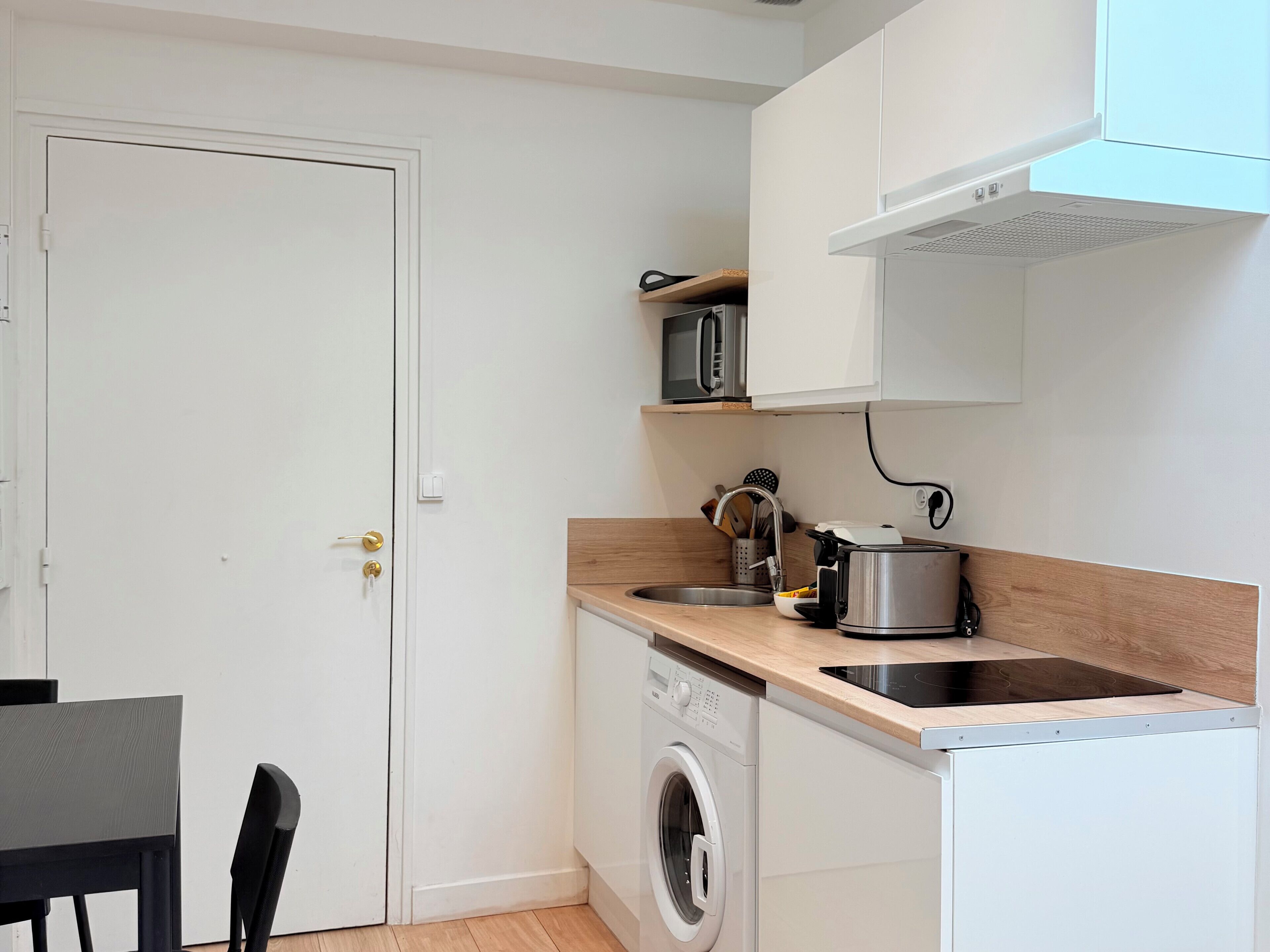Cafetière/bouilloire, réfrigérateur, micro-ondes, plaque de cuisson