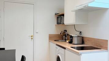 Cafetière/bouilloire, réfrigérateur, micro-ondes, plaque de cuisson