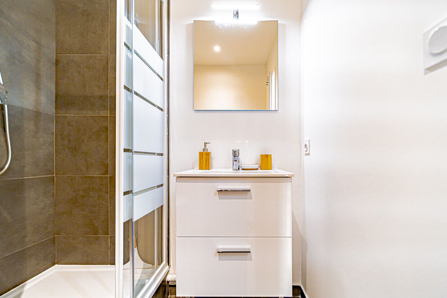 Douche, sèche-cheveux, serviettes fournies