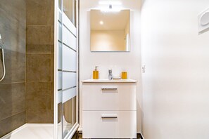 Dusche, Haartrockner, Handtücher