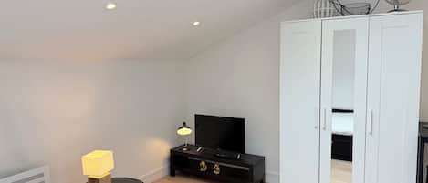 Tabla de planchar con plancha, wifi y ropa de cama