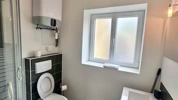 Douche, sèche-cheveux, serviettes fournies