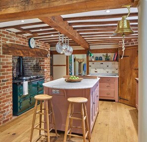 冷蔵庫、電子レンジ、オーブン、コンロ