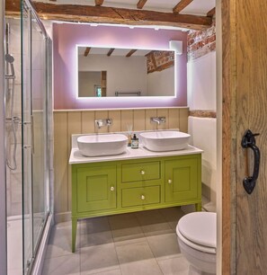Eco-friendly toiletries, hair dryer, towels - Exceptional Country Retreat in Wiltshire AONB (Wiltshire)