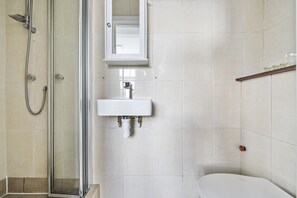 Towels, soap, shampoo, toilet paper - Charming Flat In Shepherds Bush

 (London)