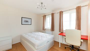 4 bedrooms, iron/ironing board, WiFi, bed sheets