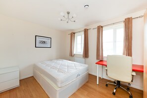 4 bedrooms, iron/ironing board, WiFi, bed sheets - Comfort at Hatfield's Property! (Hatfield)